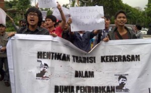 Mahasiswa demo kasus ITN (tribunnews.com)