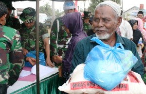 TNI-AD Salurkan Bansos di Lhokseumawe