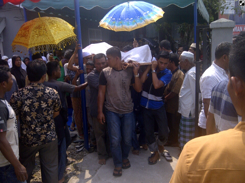 Ratusan warga mengiringi Jenazah almarhum Faisal untuk di Shalatkan dan dimakamkan di TPU Ujong Serangga, Susoh.[pikiranmerdeka.co | Syahrizal]