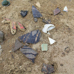 Sejumlah pecahan keramik dan gerabah yang ada di areal tambak Gampong Pande (Foto M Iqbal)