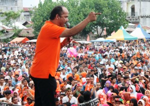 Sofyan Dawood saat menyampaikan orasi politiknya pada kampanye akbar PNA di Lapangan Cunda Plaza Lhokseumawe, Jumat (4/4/2014). [Pikiran Merdeka | Fahrizal Salim]