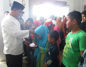 300 Anak Yatim di Jeumpa Terima Santunan Lebaran