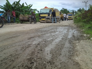 Warga Gunci Larang Truk Pengangkut Galian C Melintas