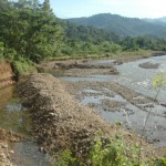 Krueng Tangan-Tangan Abdya Meluap, Tanggul Jalan di Bendungan Pecah