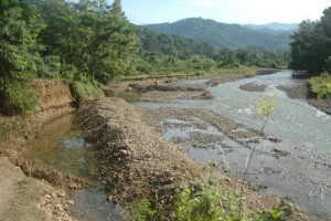 Krueng Tangan-Tangan Abdya Meluap, Tanggul Jalan di Bendungan Pecah