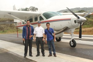 Direktur RSUD dr.Taufik, pilot dan wartawan mengabadikan foto usai uji pesawat Ambulace Gayo Lues, Jmauat (14/08/2015). Foto: Anuar Syahadat.