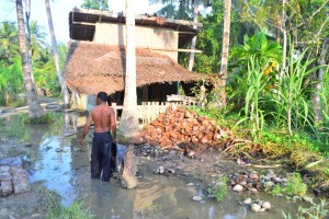 Rumah Berkubang, Warga Minta Muspika Turun Tangan