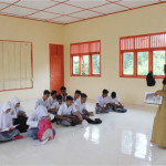 Siswa SMAN 1 Kota Bahagia Masih Belajar di Lantai