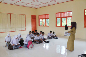 Siswa SMAN 1 Kota Bahagia Masih Belajar di Lantai
