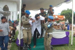 Usai Dicambuk, Seorang dari Enam Pelaku Maisir Tumbang