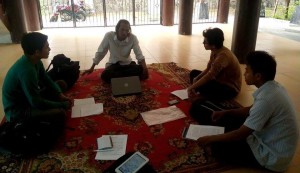 Sekolah Hamzah Fansuri melangsungkan kegiatan belajar mengajar di sekretariat Dewan Kesenian Aceh (DKA), Taman Budaya Aceh, Banda Aceh, 4 September 2015. Foto: Fira Zakia.