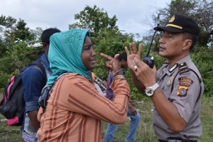 Polisi Resort Aceh Utara mencegah Pengungsi Rohingya di Tampungan sementara (selter) Blang Ado, Kecamatan Kuta Makmur, Aceh Utara, Selasa, (29/09/2015), yang mencoba melarikan diri.