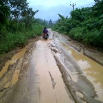 Setelah Dikeruk, Jalan Kluet Tengah Kembali Berlumpur