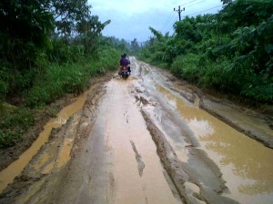 Setelah Dikeruk, Jalan Kluet Tengah Kembali Berlumpur