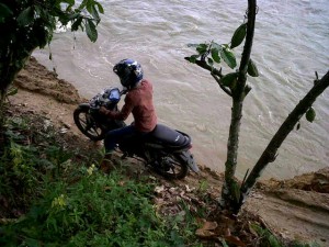 Jalan Terancam Putus, Warga Kluet Tengah Harap Perhatian Pemerintah
