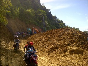Gunung Alur Naga Tapaktuan Longsor, Lalulintas Lumpuh Total Selama 7 Jam