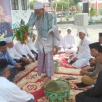Ulama karismatik Aceh, Abu Tumin Blang Blahdeh peusijuek 258 Jamaah Calon Haji (CJH) Kabupaten Bireuen, Selasa (2/08/2015). Foto: Joniful Bahri.