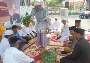 Ulama karismatik Aceh, Abu Tumin Blang Blahdeh peusijuek 258 Jamaah Calon Haji (CJH) Kabupaten Bireuen, Selasa (2/08/2015). Foto: Joniful Bahri.