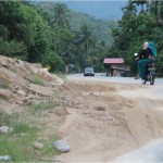 Tumpukan Tanah di Atas Badan Jalan Rawan Lakalantas