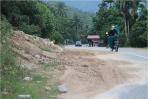 Tumpukan Tanah di Atas Badan Jalan Rawan Lakalantas