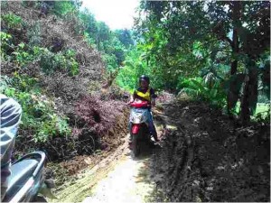 Reruntuhan Tanah di Jalan Sawang Belum Dipindahkan