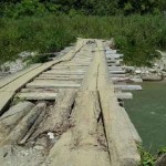 Salah satu jembatan penghubung antara Gayo Lues dengan Aceh Timur sangat dibutuhkan warga supaya segera dirampungkan kontraktor.