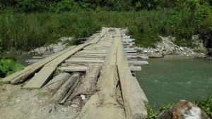 Salah satu jembatan penghubung antara Gayo Lues dengan Aceh Timur sangat dibutuhkan warga supaya segera dirampungkan kontraktor.