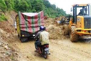 Gunung Alur Naga Tapaktuan Longsor Lagi, Lalulintas Macet