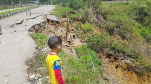 Badan Jalan Menuju Pacuan Kuda Blangkejeren Ambruk