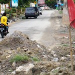 Timbunan Tanah Bekas Galian Proyek Air Bersih Ancam Pengendara
