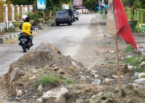 Timbunan Tanah Bekas Galian Proyek Air Bersih Ancam Pengendara