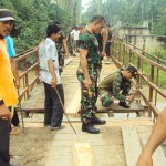 Masyarakat Pirak Timu Perbaiki Jembatan Gantung Pange