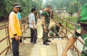Masyarakat Pirak Timu Perbaiki Jembatan Gantung Pange