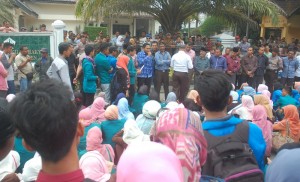 Demo Ijazah Olah Ruslan, Ratusan Mahasiswa Duduki DPRK Bireuen