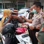 Cegah Ispa, Polres Aceh Utara Bagikan 10.000 Masker Gratis