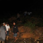 Selamatkan Diri, Warga Berlari atas Reruntuhan Tanah