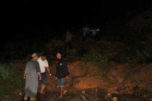 Selamatkan Diri, Warga Berlari atas Reruntuhan Tanah