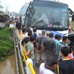 Bus Kurnia Nyaris Terjung Ke Sungai di Idi