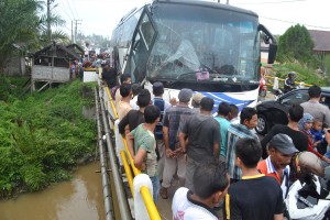 Bus Kurnia Nyaris Terjung Ke Sungai di Idi