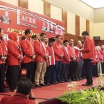 Ketua Dewan Pimpinan Aceh (DPA) Partai Aceh melantik pengurus partai dalam Rapat Koordinasi Partai Aceh Ban Sigom Aceh di hotel Hermes Palace, Jumat malam, 23 Oktober 2015. Klikkabar.com