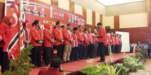 Ketua Dewan Pimpinan Aceh (DPA) Partai Aceh melantik pengurus partai dalam Rapat Koordinasi Partai Aceh Ban Sigom Aceh di hotel Hermes Palace, Jumat malam, 23 Oktober 2015. Klikkabar.com