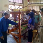 PELATIHAN TENUN Pelatih pembuatan tenun dari ahli usaha tenun Datok Laksamana, Tanjung Pura Medan Sumatera Utara dengan disaksikan pejabat Disperindagkop dan UKM Aceh Selatan, sedang melatih perempuan setempat membuat sungket tenun motif khas Aceh Selatan di Balai Tenun Desa Arafah, Kecamatan Samadua, Selasa (6/10). Hendrik Meukek.