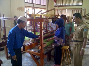 PELATIHAN TENUN Pelatih pembuatan tenun dari ahli usaha tenun Datok Laksamana, Tanjung Pura Medan Sumatera Utara dengan disaksikan pejabat Disperindagkop dan UKM Aceh Selatan, sedang melatih perempuan setempat membuat sungket tenun motif khas Aceh Selatan di Balai Tenun Desa Arafah, Kecamatan Samadua, Selasa (6/10). Hendrik Meukek.