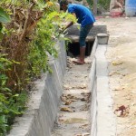 Kerap Banjir, Geuchik Buat Parit SDN Tanah Merah