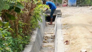 Kerap Banjir, Geuchik Buat Parit SDN Tanah Merah