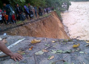 Wakil Bupati Tinjau Jalan Putus dan Tunggui Jalan Baru Selesai