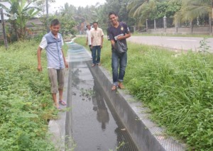 Kreatif, Warga Pelihara Ikan di Saluran Pembuangan