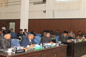 Anggota DPRK Gayo Lues saat membahas APBK Gayo Lues Tahun 2016 di gedung DPRK.