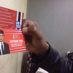 Bagi-bagi Kartu Nama Cabup Aceh Jaya Saat Launching Beasiswa