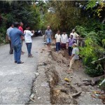 Banda jalan menuju lokasi objek wisata Bate Puteh di Desa Lhok Aman, Kecamatan Meukek, longsor akibat runtuhnya tebing Sungai dihantam erosi.